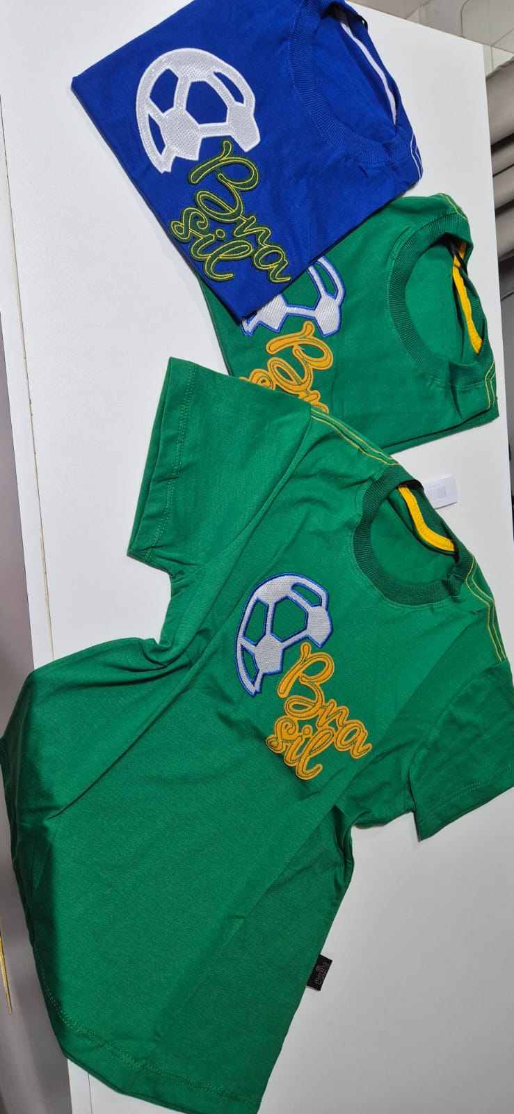 t-shirt brasil detalhe de bola bordado